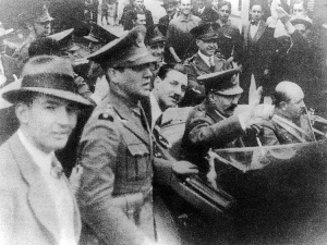 Uriburu llegando a la Casa Rosada el 6 de septiembre de 1930 - a su lado el Capitán Perón