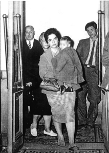Nelly, con su hijo en brazos y seguida por su madre, se retiran del Juzgado en 1960. (del libro de J.O.Zavala "Amor y violencia")