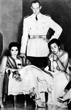 Nelly en la fiesta de gala del Festival Cinematográfico de Mar del Plata en marzo de 1954, junto a la hija del Gobernador de Buenos Aires y el mayor Máximo Renner.