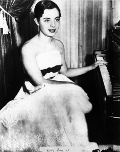 Nélida Haydeé Rivas celebra sus quince años en abril de 1954, cuando ya había formalizado su relación con Perón. Fotografiada frente al piano Steinway de cola que se encontraba en uno de los salones principales de la residencia presidencial. (del libro de J.O.Zavala "Amor y violencia")